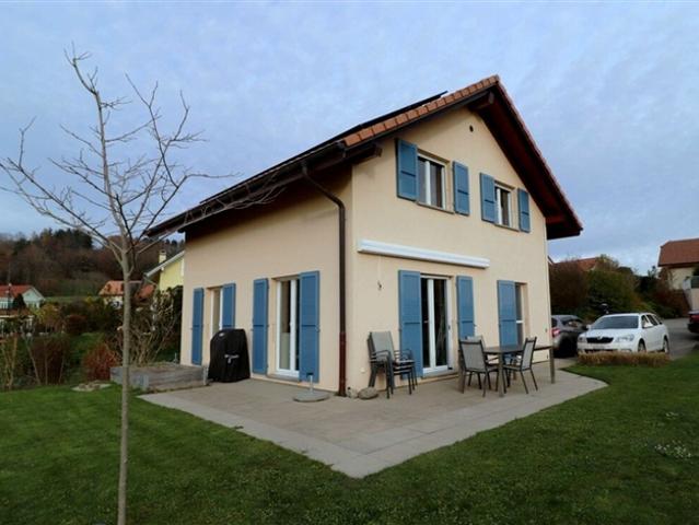Sehr schöne Villa in einer ruhigen Wohngegend mit Panoramablick auf die Landschaft und die Alpen