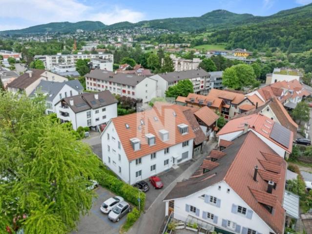 Sehr schöne, zentral gelegene 3,5 Zimmerwohnung mit Hobbyraum, Parkplatz und Gartenanteil