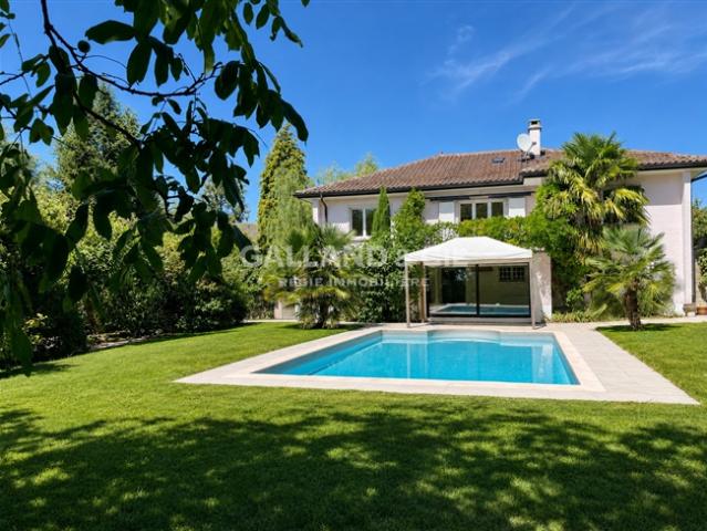 Sehr schöne freistehende Villa mit Swimmingpool