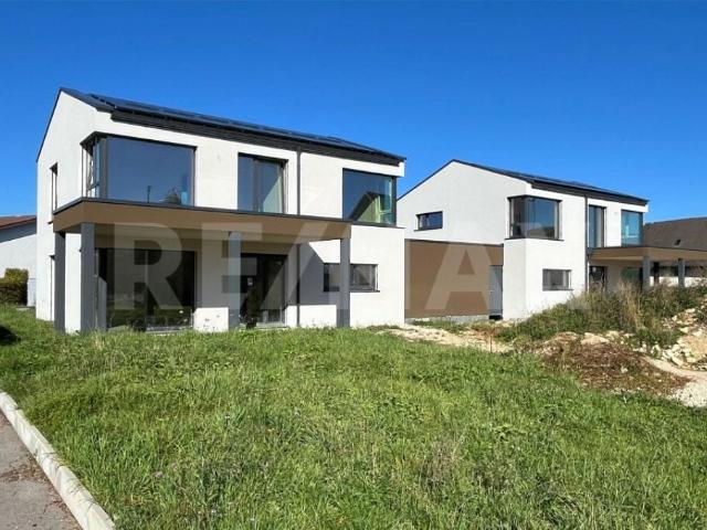 sehr schöne Gartenanlage mit Pool, zentral gelegen und viel Sonne