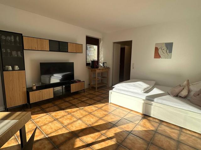 SEHR SCHÖNE, MÖBLIERTE 1 ZIMMER WOHNUNG Balkon, Tiefgarage, Aufzug in S Botnang 140 25