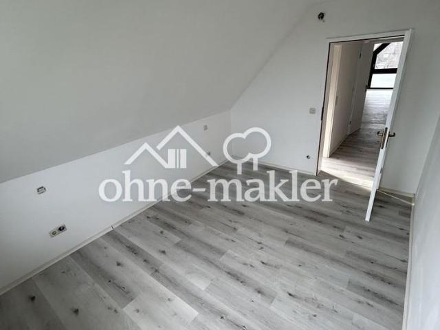 Sehr schöne modernisierte 2 Zimmer Dachgeschosswohnung inkl. Tiefgarage