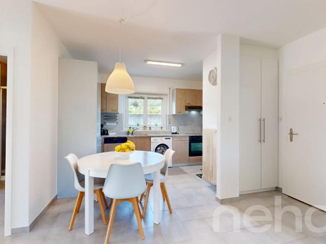 Sehr schöne neuwertige Wohnung mit Balkon und Garage