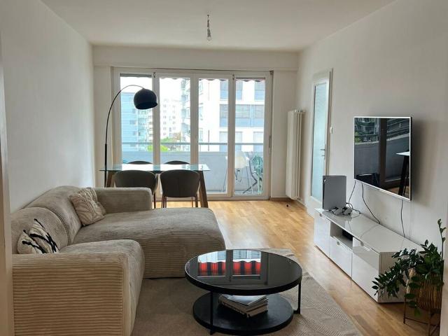 Sehr schöne, renovierte 4 Zimmer Wohnung mit Balkon und gut gelegen