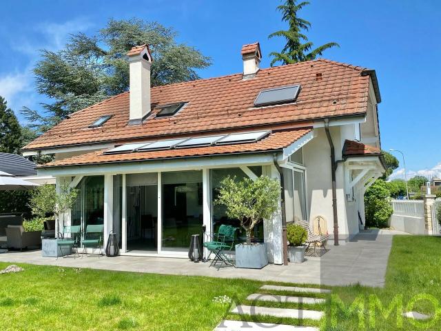 Sehr schönes 8 Zimmer Einfamilienhaus im sogenannten Genfer Stil