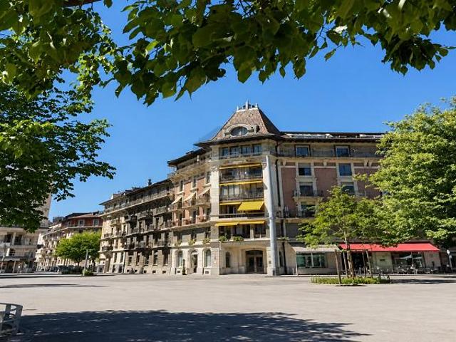 SEHR SCHÖNES GESCHÄFT, DAS MAN CAROUGE ÜBERGEBEN KANN
