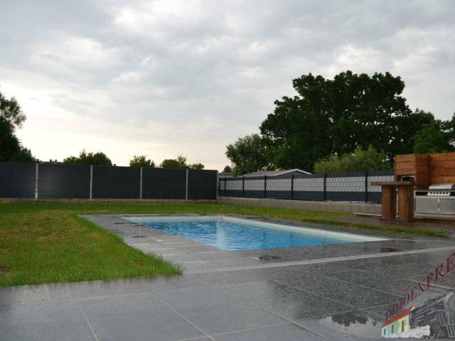 Sehr schönes und großes Einfamilienhaus! Eigener Pool, jedes Schlafzimmer mit begehbaren Kleiderschrank. Nur 40 Minuten von Wien