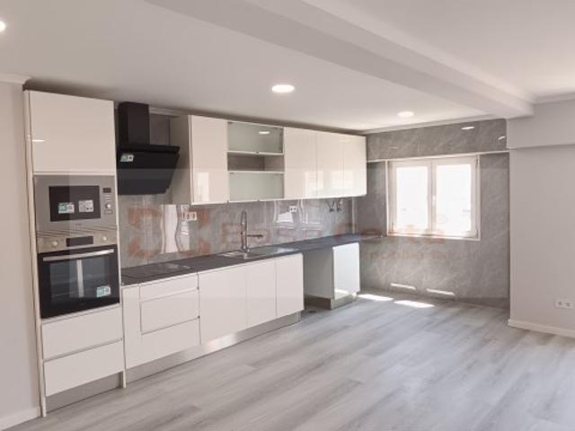 SEIXAL / AMORA: Apartamento de 4 assoalhadas, varandas, remodelado