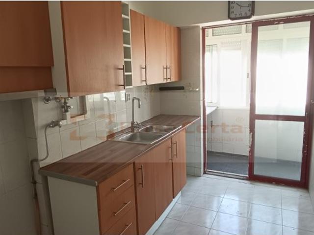 SEIXAL / ARRENTELA: Apartamento T3+1 Varanda, vistas desafogadas