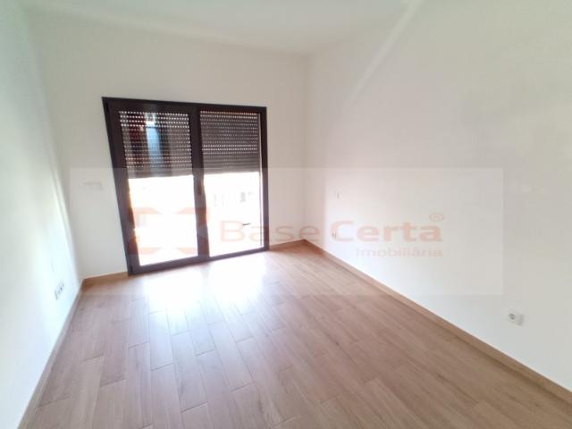 SEIXAL / SANTA MARTA DE CORROIOS: Apartamento T3, Central T3 Cozinha Equipada, Parqueamento