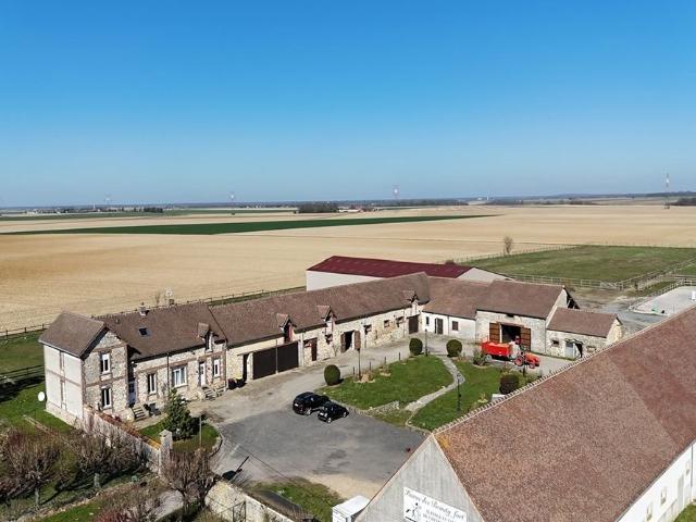 Seine et Marne 77 Propriété Equestre 30 box Carrière Manège. 1700m² Clos Fontaine
