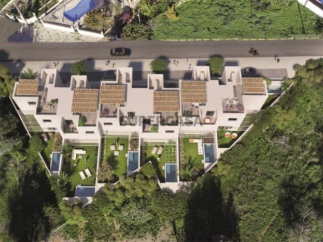 Seis moradias modernas e geminadas, cada uma com um jardim privativo, perto do centro de Almancil