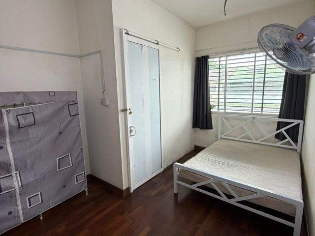 SEKSYEN 22 PETALING JAYA SPACIOUS QUEENBED MIDDLE ROOM FOR RENT1 MIN WALKING DISTANCE TO TAMAN PARAMOUNT LRT