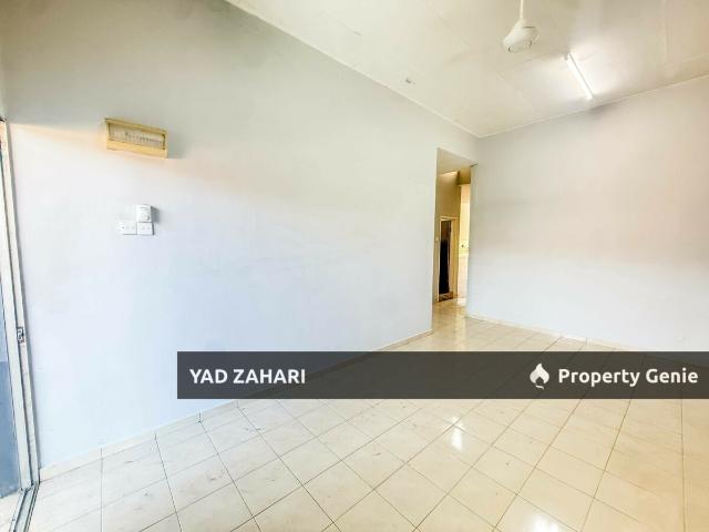 Seksyen 30, Jalan Kebun Shah Alam | Single Storey Terrace 4 Bedrooms | RM380K Flexible Deposit, Kitchen with Table Top and Nearby School