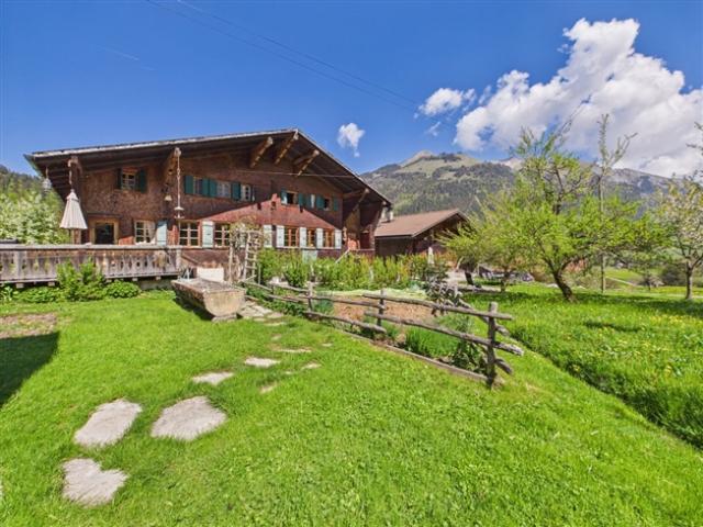 Seltene Gelegenheit für ein altes Chalet zum Verkauf in Château d'Oex