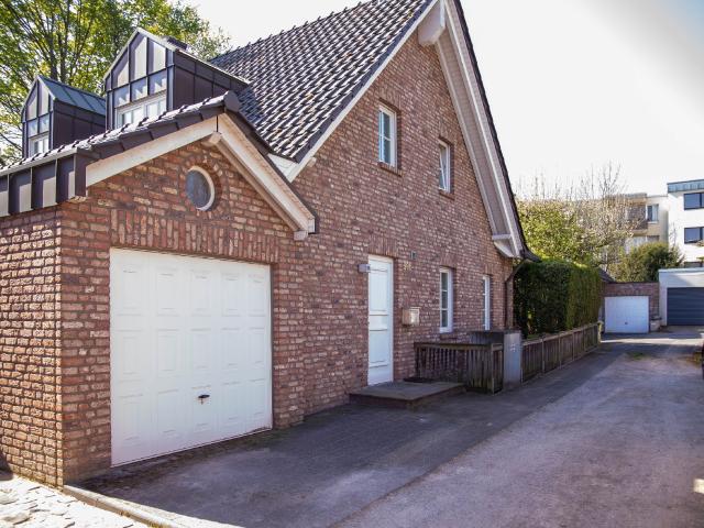 Seltene Gelegenheit in Niederkassel. Freistehendes Einfamilienhaus in sehr begehrter Lage.