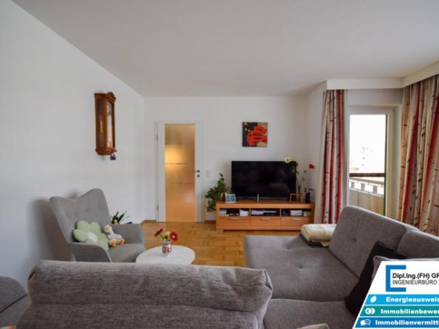 Seltene Kombination in Bestlage: großzügige Wohnung mit Loggia, Garage und sonnigem Grundstück in St. Oswald