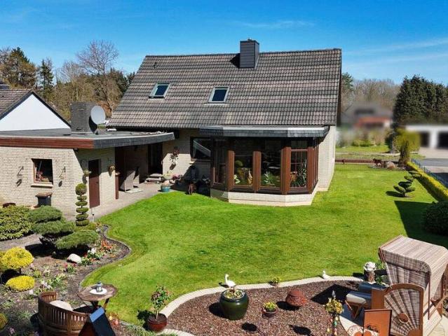 Seltene Rarität: Einfamilienhaus mit eigenem Waldstück & Wintergarten in gefragter Lage
