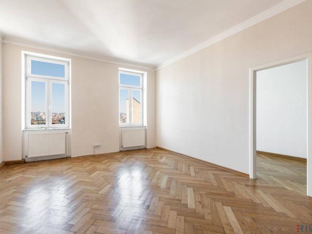 SELTENHEIT II SANIERUNGSBEDÜRFTIGE ALTBAUWOHNUNG MIT BALKON II KFZ STELLPLATZ II WEITBLICK ÜBER DIE DÄCHER II 3,3 METER RAUMHÖHE II NÄHE ZENTAPLATZ II LETZTER STOCK MIT LIFT