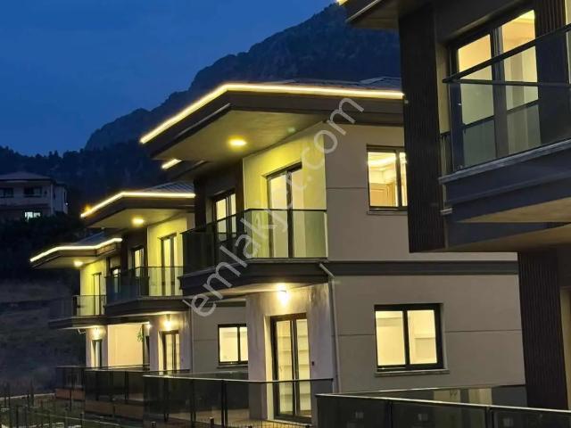 Selçuk Emlaktan Alpu Yaylasında Site İçerisinde Ultra Lüx Villa