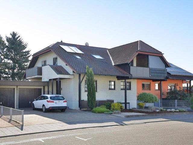 Selbst einziehen oder vermieten: Top gepflegte 2 Zimmer DG Wohnung mit Gartenanteil und Garage