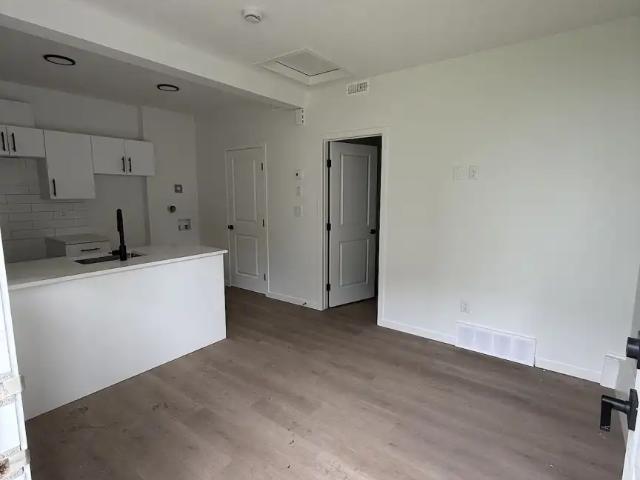 SELF CONTAINED 1 BEDROOM GARDEN SUITE | NORTH GLENORA | MINUTES TO 124 STREET