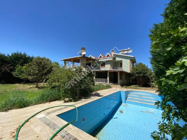Selimpaşa'da Tam Müstakil 7+2 Triplex Havuzlu Villa