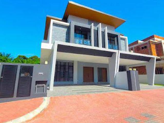 Sepang Hill Double Storey20ft Corner 4R4B 2 Storey House Freehold