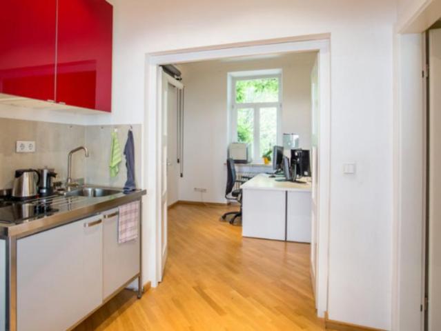 Separater Büroraum mit 2 Arbeitsplätzen in zentraler Lage