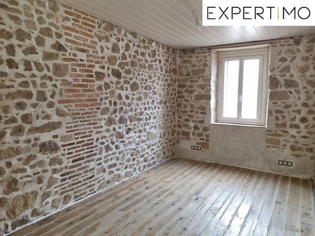 Servant, Maison de 168 m2 habitables avec cour et dépendance