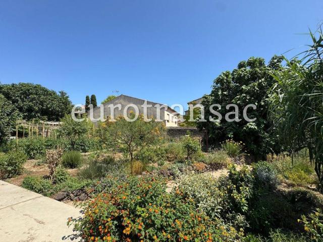 SERVIAN Vaste maison vigneronne sur un terrain de 1580 m² entr