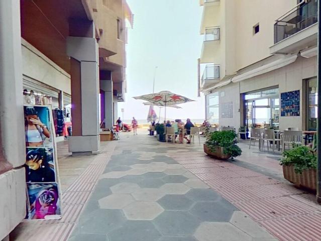 SERVICHECK ALQUILA ESPECTACULAR LOCAL COMERCIAL EN LA MEJOR ZONA TURISTICA DE BENIDORM