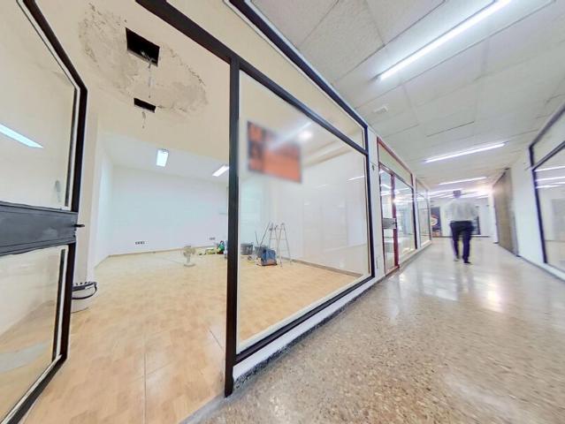 SERVICHECK ALQUILA LOCAL COMERCIAL EN GALERIA MUY CENTRICA DE BENIDORM