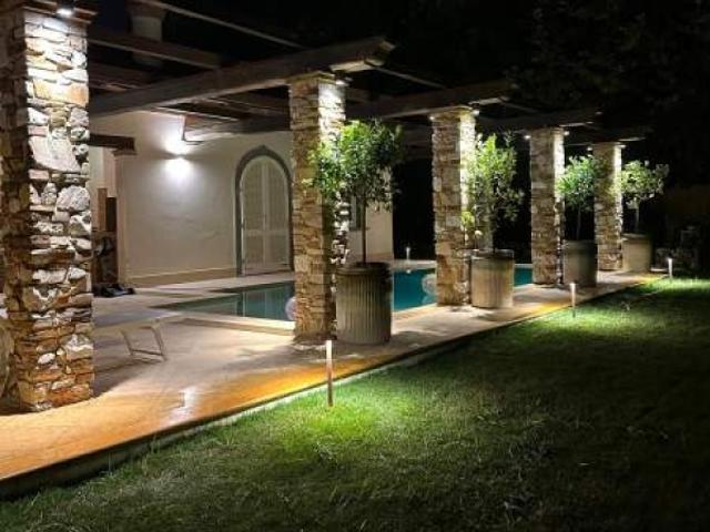 Galleria Fotografica Servizi Richiedi informazioni su questo immobile Villa con piscina Descrizione
