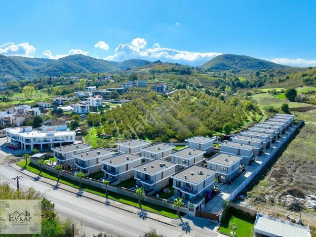 Serdivanda 4+1 Site İçi Lüks Satılık Havuzlu Villa
