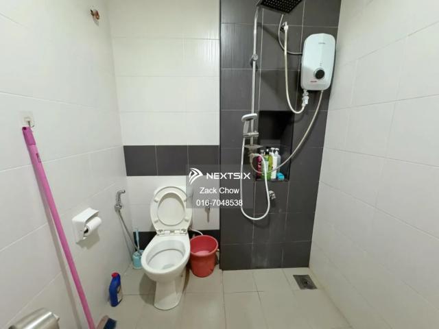 Seri Austin 6 @ Lakeview Double Storey TerraceEndlot Land Size: 22x75 = 1650sqft 4Bed 3Bath End Lot Fully Extend Sellling Price: RM 800K Bank Value: Match