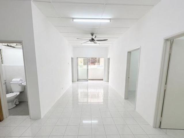 Seri Kembangan Apartment For Sale 4 Bedrooms at Pangsapuri Putra Indah