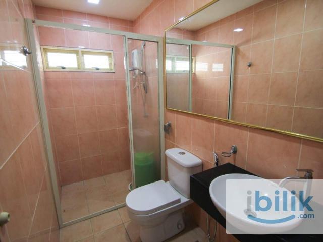 Seri Kembangan East Lake Queen Bedroom with Private Bathroom For rent near MRT