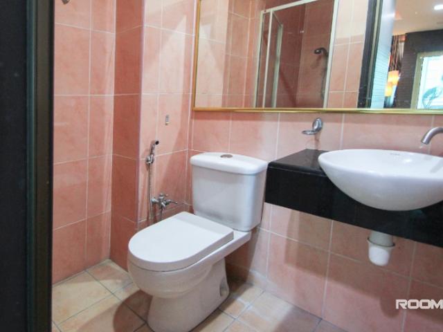 [ seri kembangan east lake residence penthouse ] fully furnished middle room with private bathroom for rent rm700