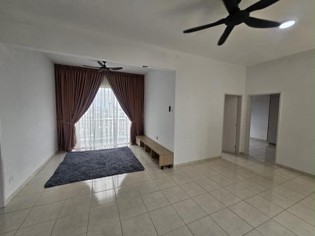 Seri topaz Puchong Partly Furnished 2 Car park Ready move in