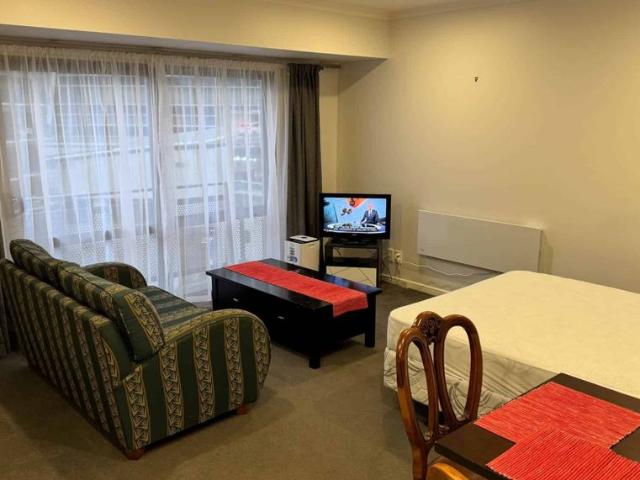 Seriously Spacious Studio Tower Hill