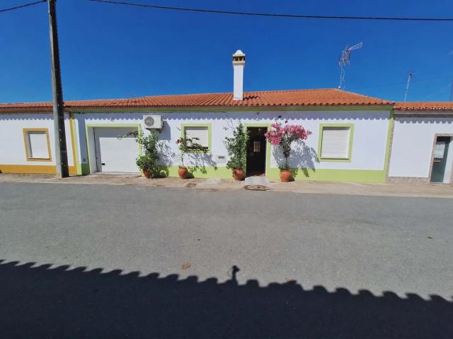 Moradia V 3 com quintal e garagem situada em Safara, Moura, Safara