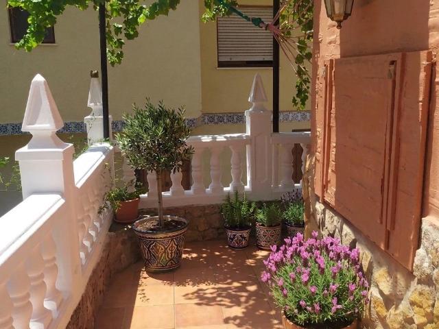 SERRA.Bajo vivienda, reformada con terraza privada – ¡Listo para entrar a vivir!