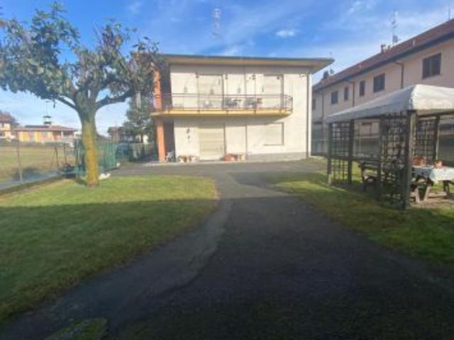 Sesto Calende ampia casa indipendente con giardino