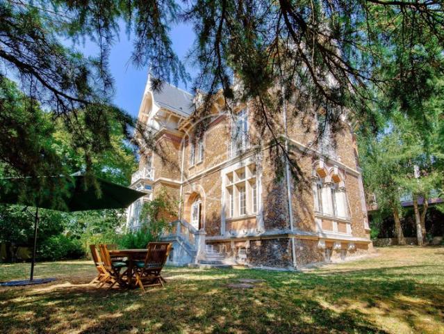 Sèvres MONESSE Maison meulière 473m² 5 chambres Terrain 1500m²