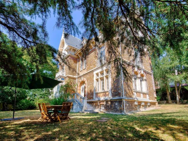 Sèvres MONESSE Maison meulière 473m² 5 chambres Terrain 1500m²