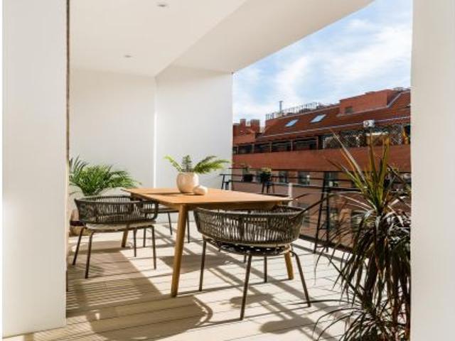 Sexta Planta Exterior con Terraza, Reforma de Lujo y Garaje en la Mejor Finca de Lista, Distrito Sal