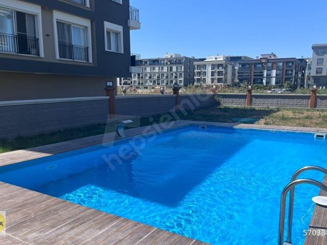 Seyrek Havuzlu Butik Sitede Kiralık 1+1 Doğalgazlı Köşe Daire
