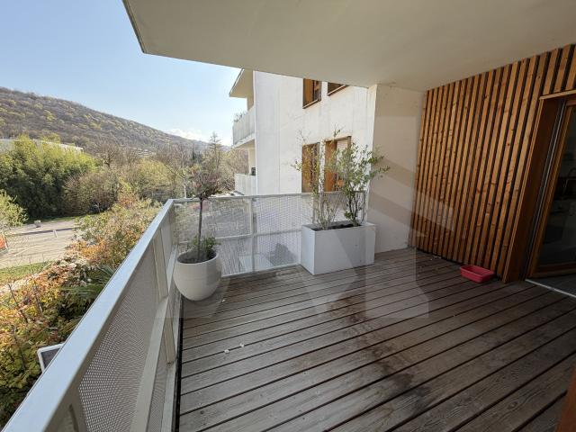 SEYSSINS. Pré Novel. T3 environ 72m2. Terrasse. Ascenseur. Garage