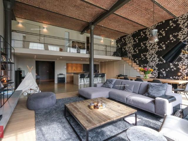 Sfeervolle ruime loft met frontaal zicht op het Kanaal Spinnerijkaai